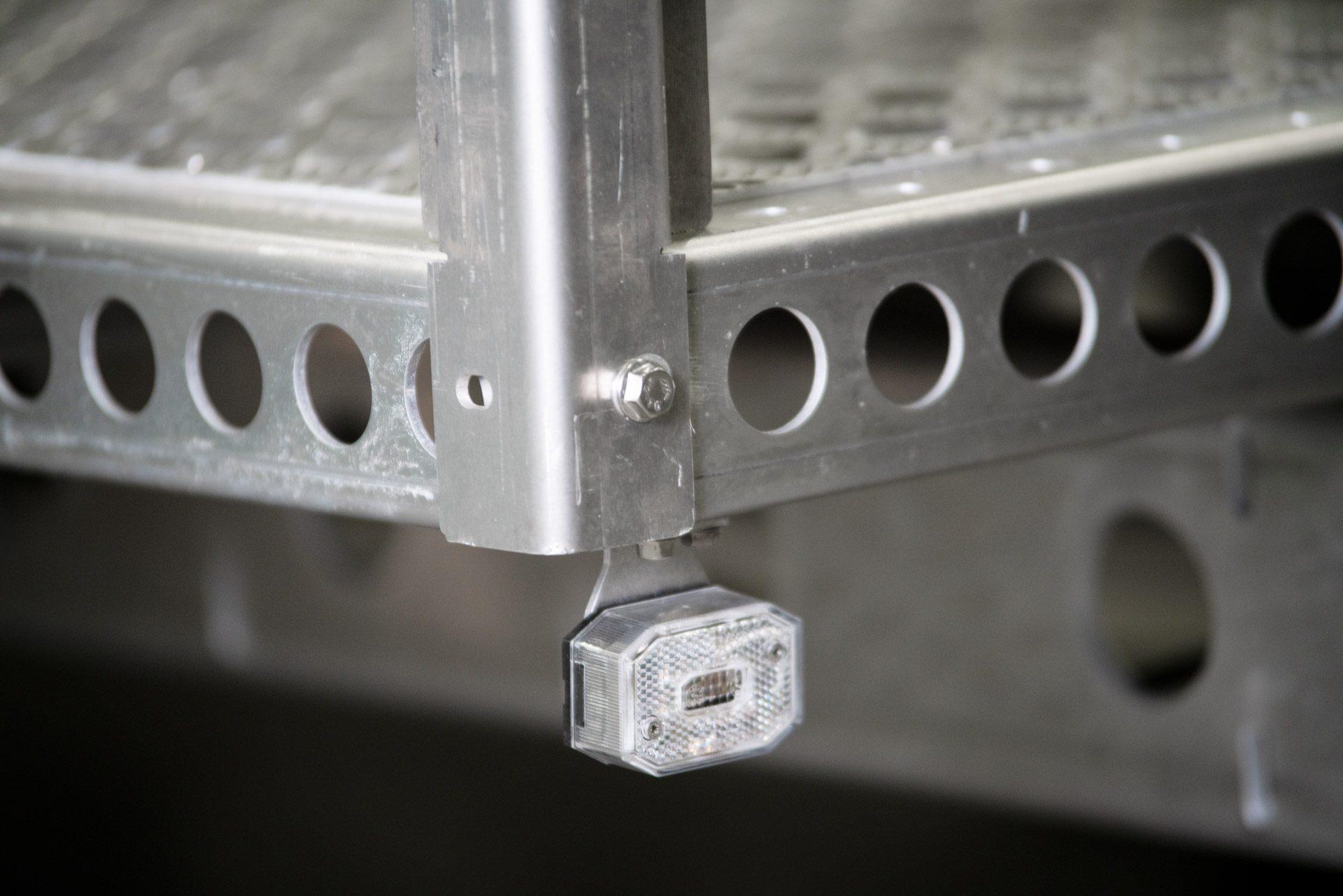 Anhänger Begrenzungsleuchte vorne mit Planengestell Ecksäule aus Aluminium - Detailaufnahme