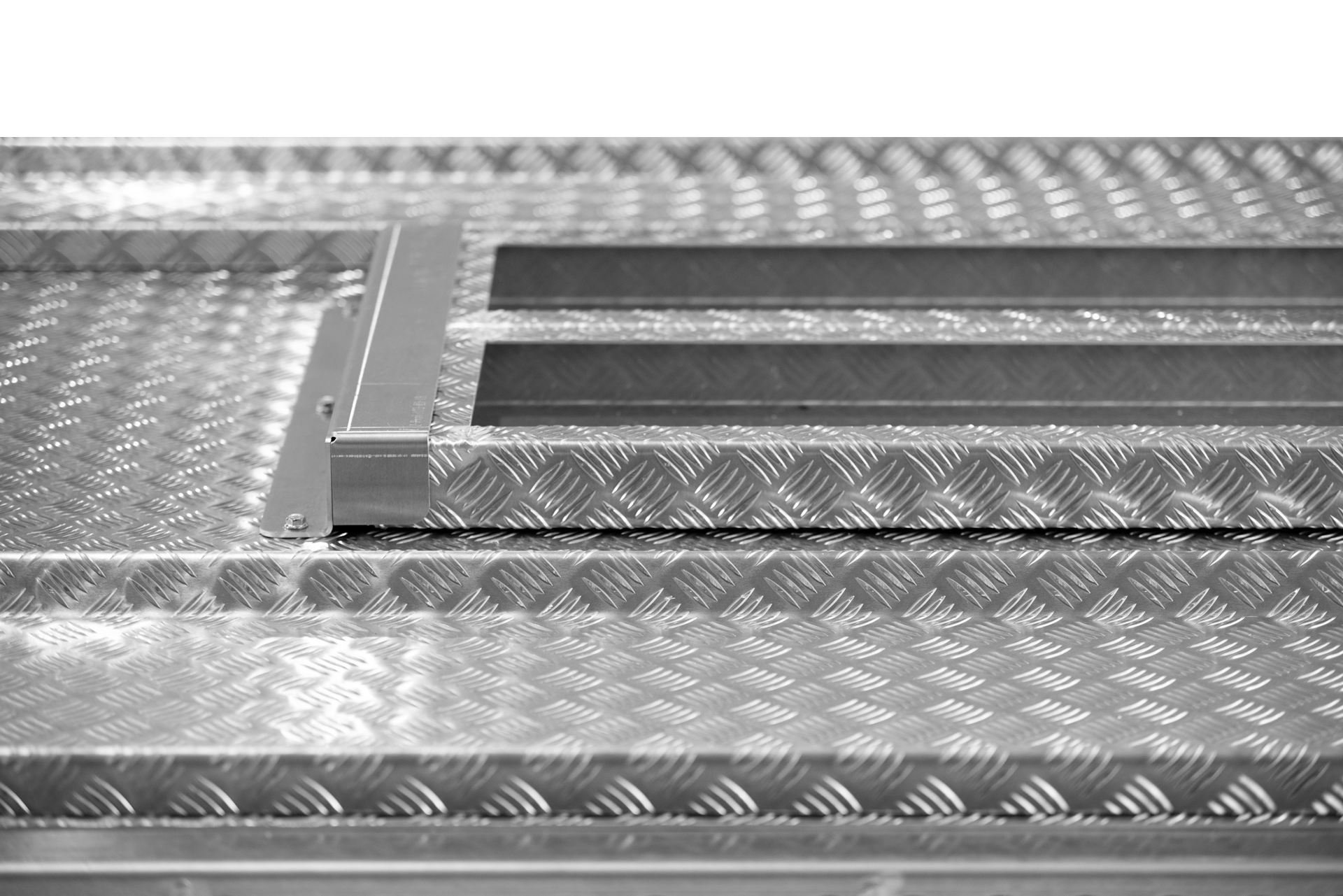 Anhänger mit zwei Auffahrrampen in einer Aluminiumhalterung auf der Plattform befestigt