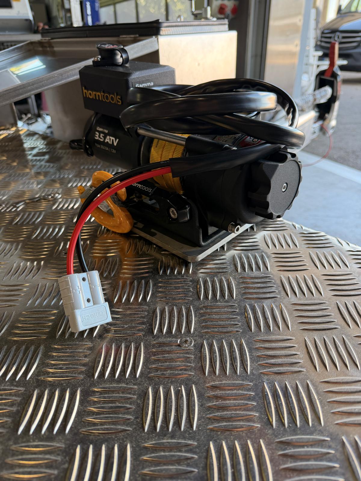 Elektrische Seilwinde von Horntools auf einem Edelstahl Windenbock befestigt, an einem Aluminium Anhänger