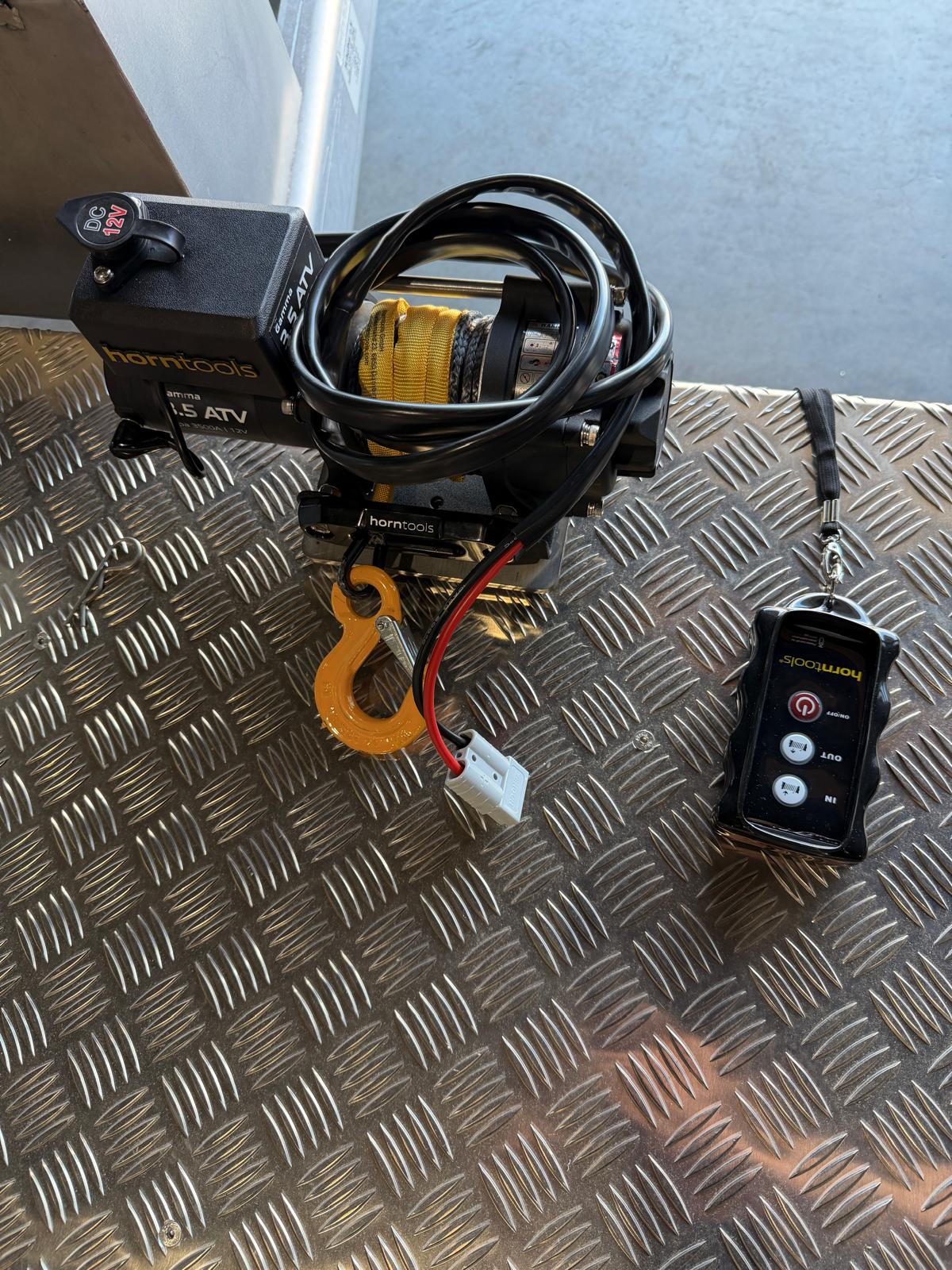 Elektrische Seilwinde von Horntools auf einem Edelstahl Windenbock befestigt, an einem Aluminium Anhänger