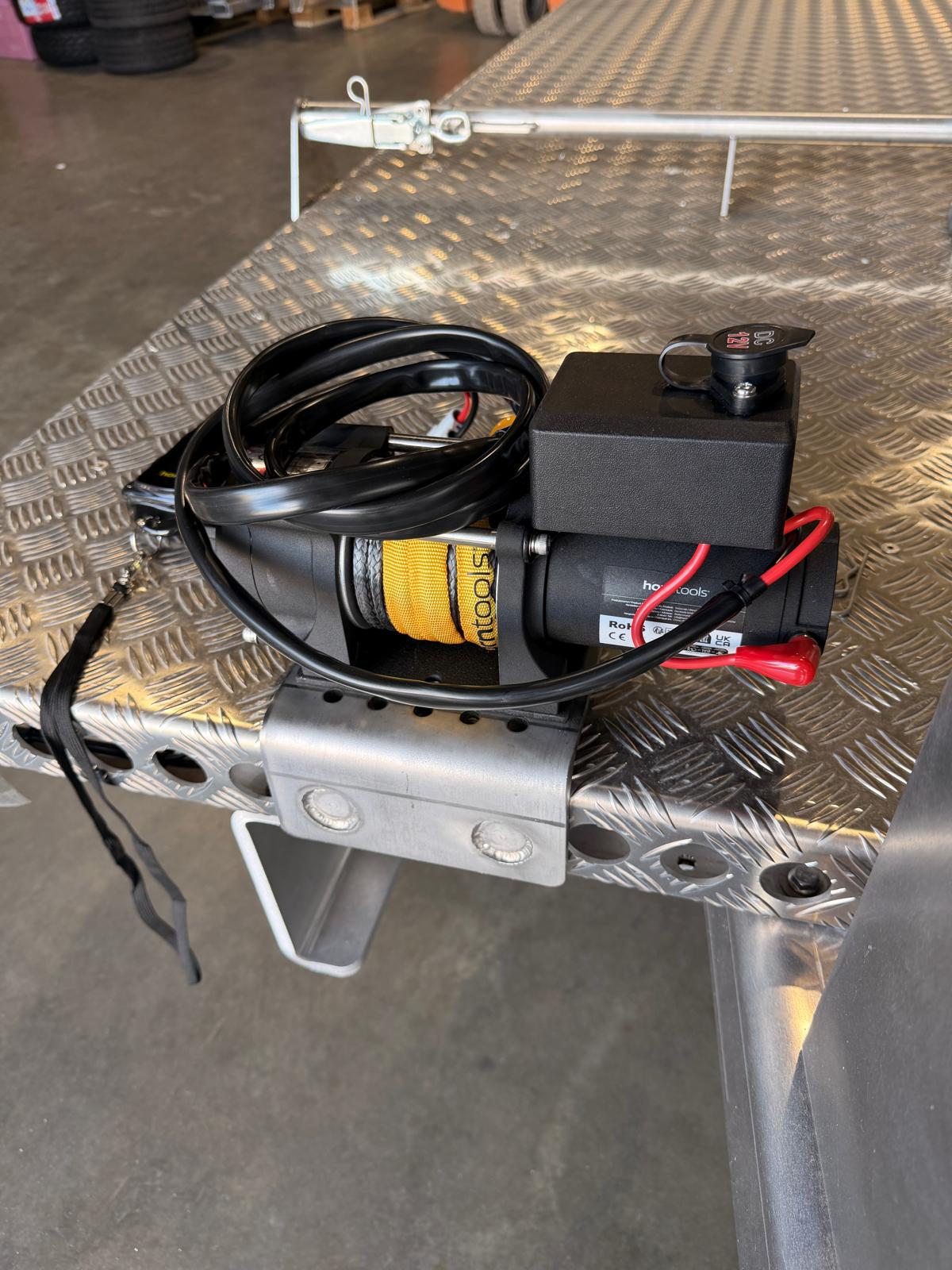 Elektrische Seilwinde von Horntools auf einem Edelstahl Windenbock befestigt, an einem Aluminium Anhänger