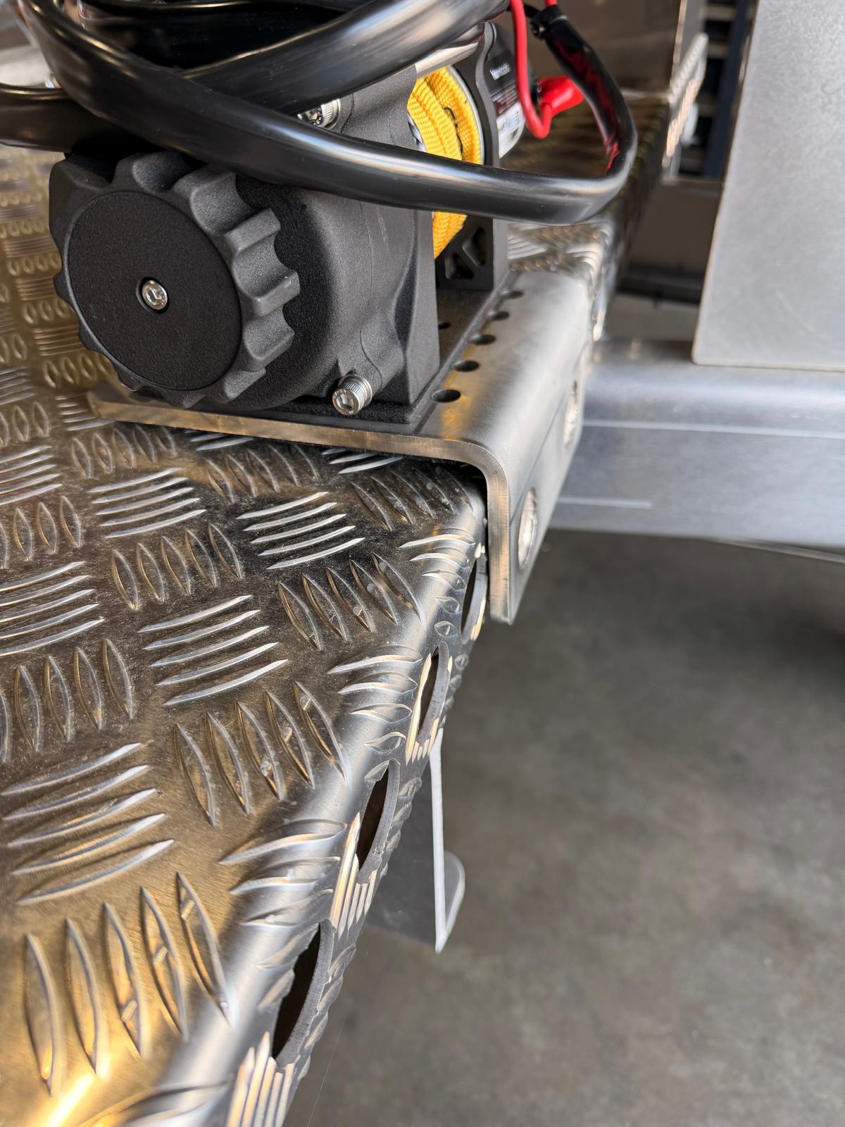 Elektrische Seilwinde von Horntools auf einem Edelstahl Windenbock befestigt, an einem Aluminium Anhänger