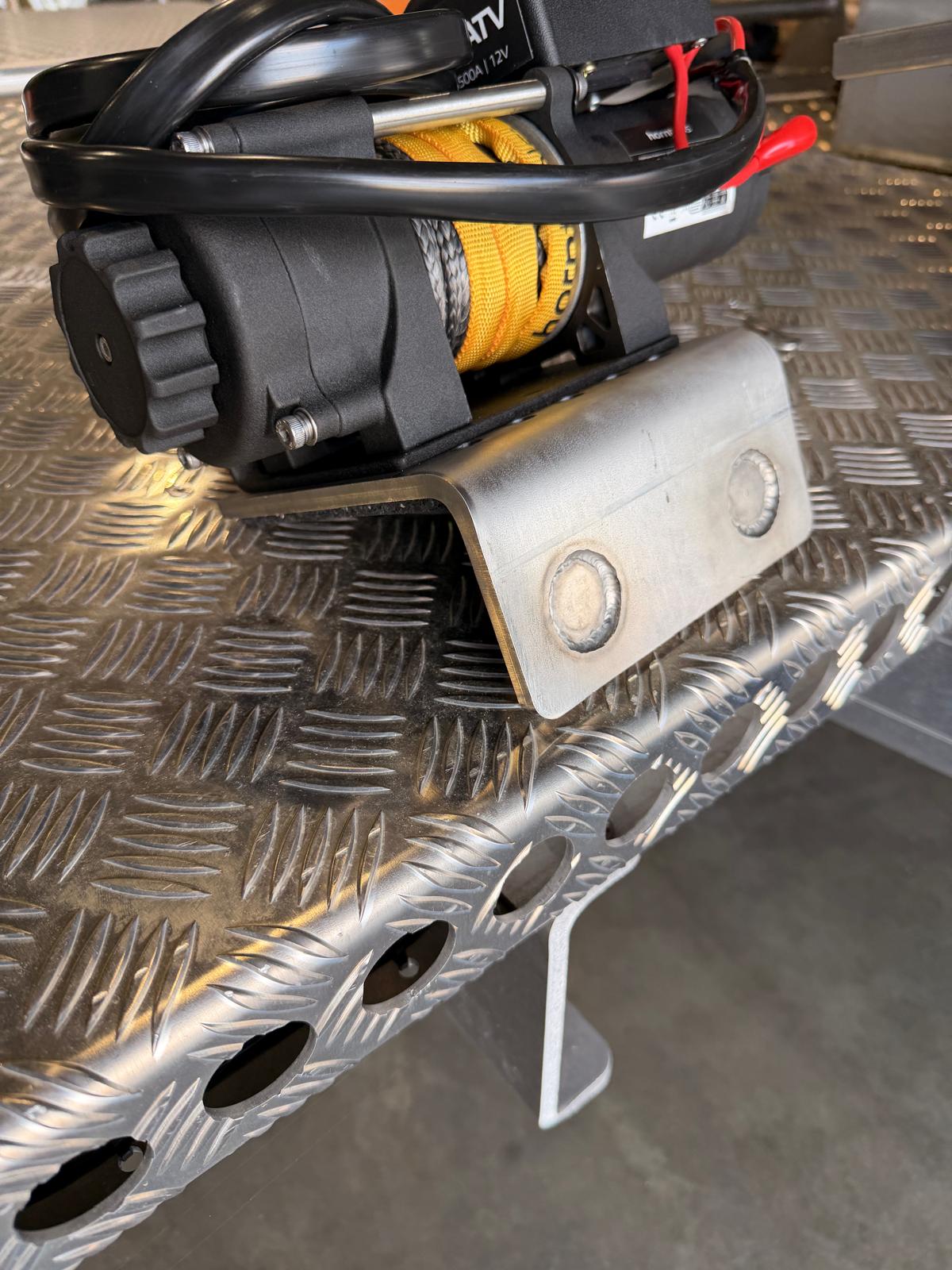 Elektrische Seilwinde von Horntools auf einem Edelstahl Windenbock befestigt, an einem Aluminium Anhänger