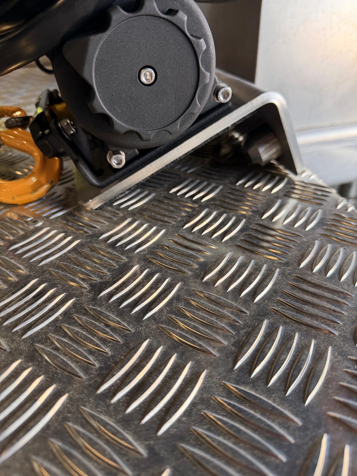 Elektrische Seilwinde von Horntools auf einem Edelstahl Windenbock befestigt, an einem Aluminium Anhänger