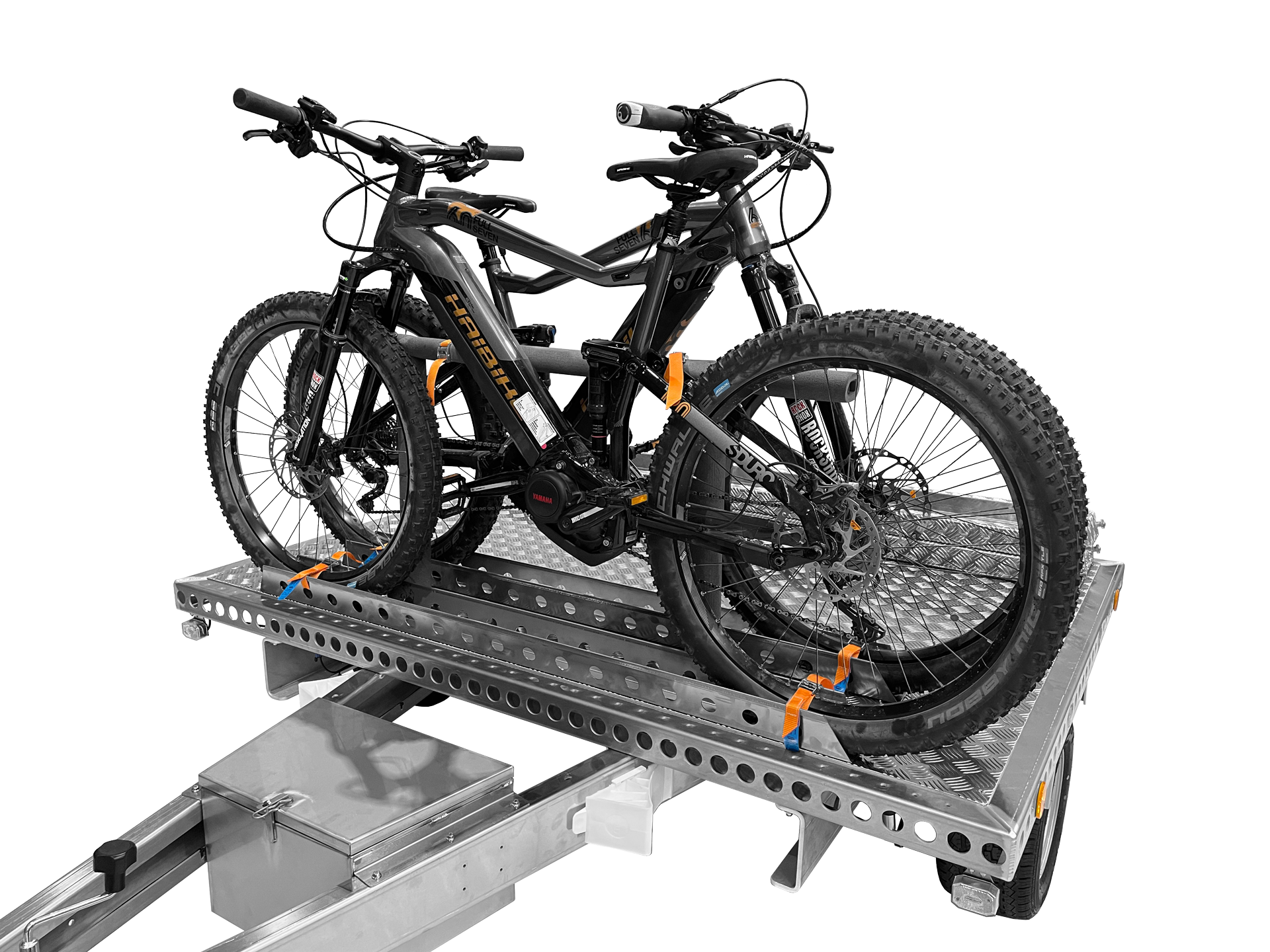 Anhänger mit Fahrradträger auf der Plattform und zwei E-Bikes auf dem Fahrradträger - Ansicht von vorne