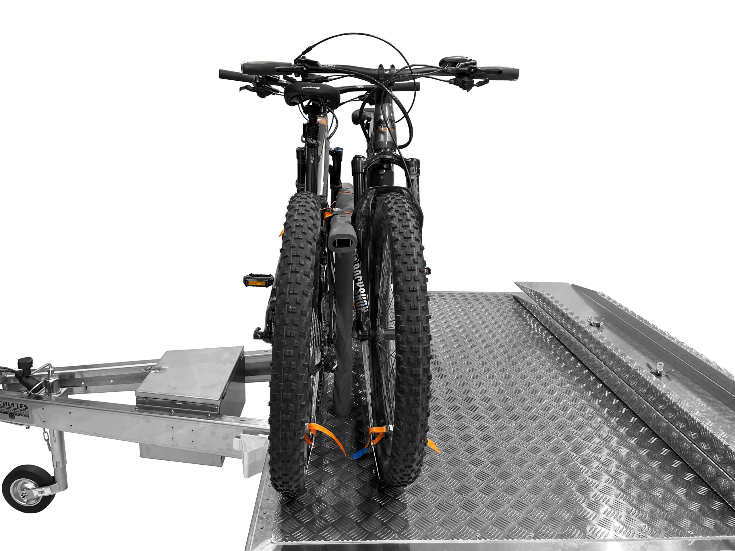 Fahrradträger auf der Plattform für 2 E-Bikes - mit Fahrräder - Seitenansicht