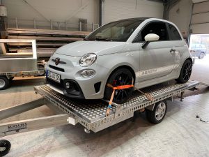 Fiat 500 auf Edelstahl Einachs- Plattformanhänger in einer Halle