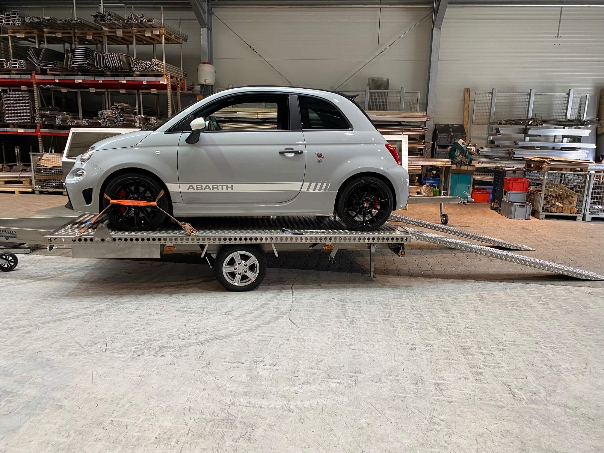 Fiat 500 auf Edelstahl Einachs- Plattformanhänger in einer Halle