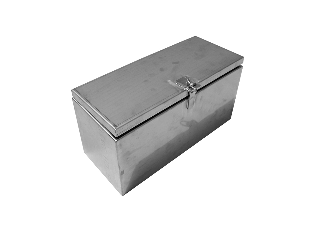 Staubox aus Edelstahl mit Gummidichtung - geschlossener Deckel - Weißer Hintergrund