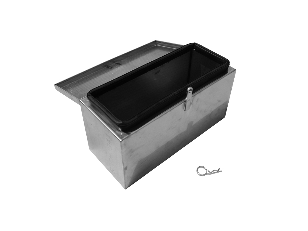 Staubox aus Edelstahl mit Gummidichtung - geöffneter Deckel - Weißer Hintergrund