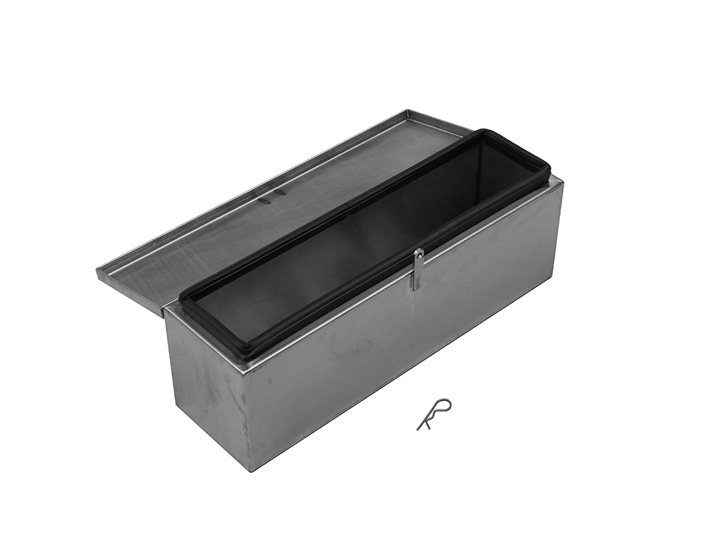Staubox aus Edelstahl mit Gummidichtung - geöffneter Deckel - Weißer Hintergrund