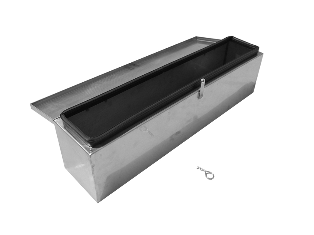 Staubox aus Edelstahl mit Gummidichtung - geöffneter Deckel - Weißer Hintergrund