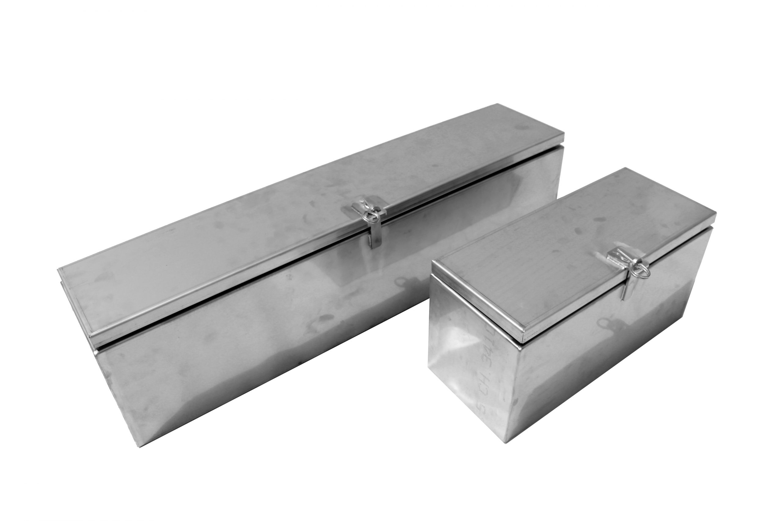 Zwei Stauboxen aus Edelstahl 80cm und 40cm lang - geschlossener Deckel - Weißer hintergrund