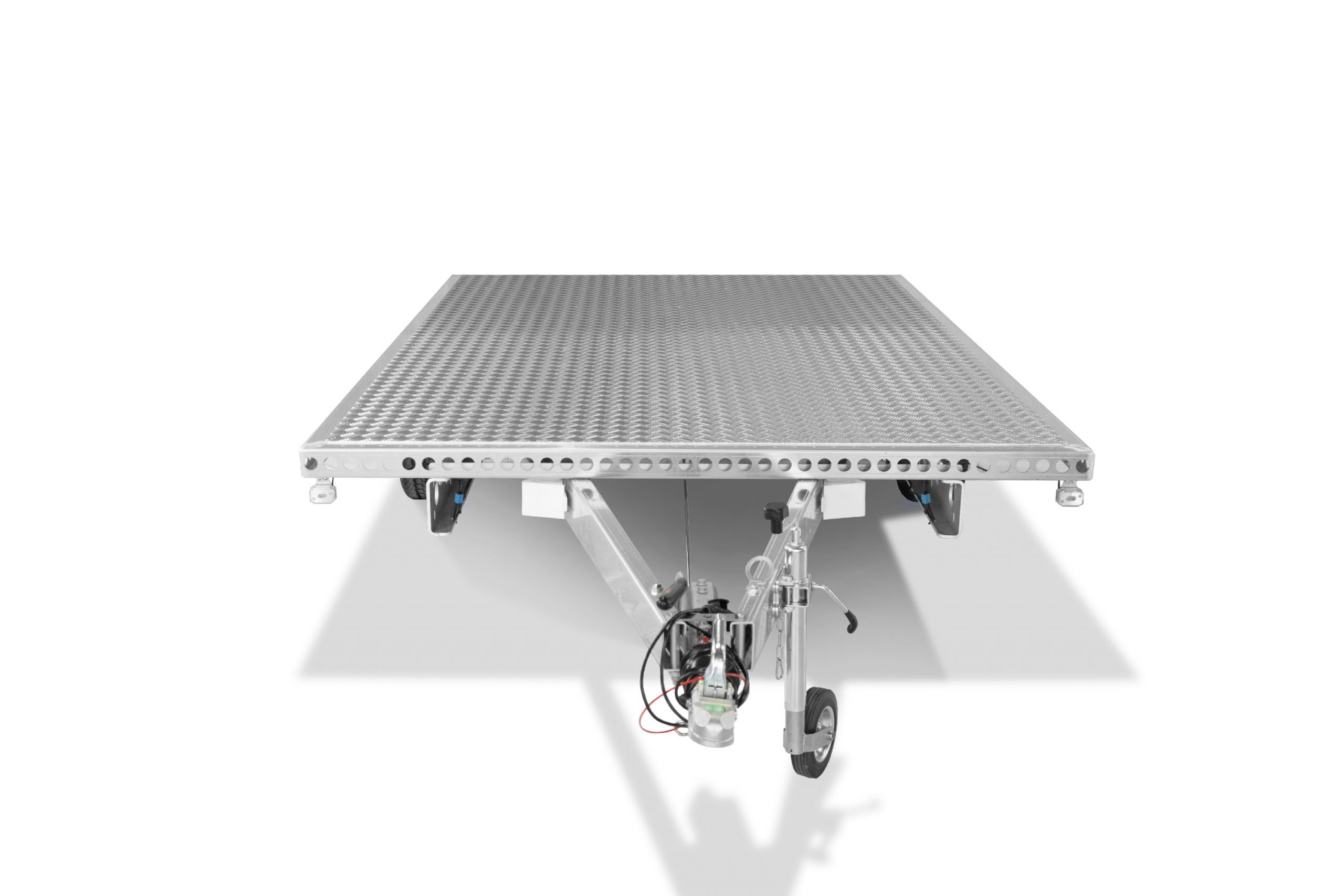 Leichter Universal-Plattformanhänger aus Aluminium mit geschlossener Bodenplatte, Frontansicht, Bild des Anhängers vor einem weißen Hintergrund