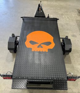 Absenkanhänger in schwarz mit Totenkopf in einer Halle - Ansicht von oben