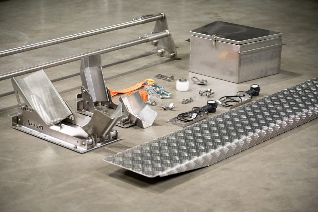 Verschiedenes Anhänger Zubehör auf dem Boden einer Halle