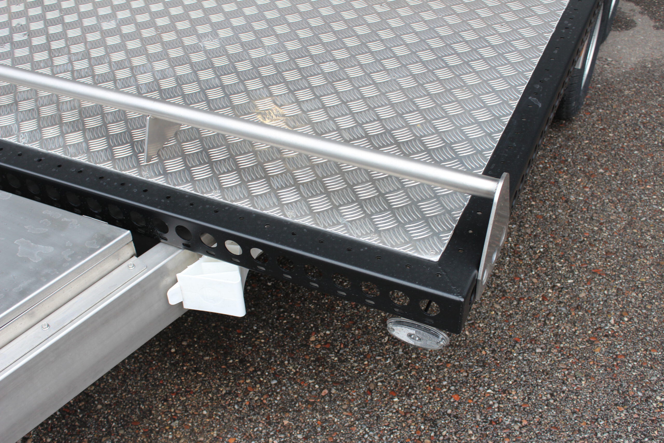 UA350 Edelstahl Anhänger Tandem mit Alufelgen, Rand umlaufend schwarz lackiert, Bodenplatte silber, Nahaufnahme der Plattform