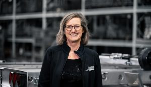 Portrait einer Frau vor Anhänger in einer Halle