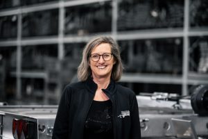 Portrait einer Frau vor Anhänger in einer Halle