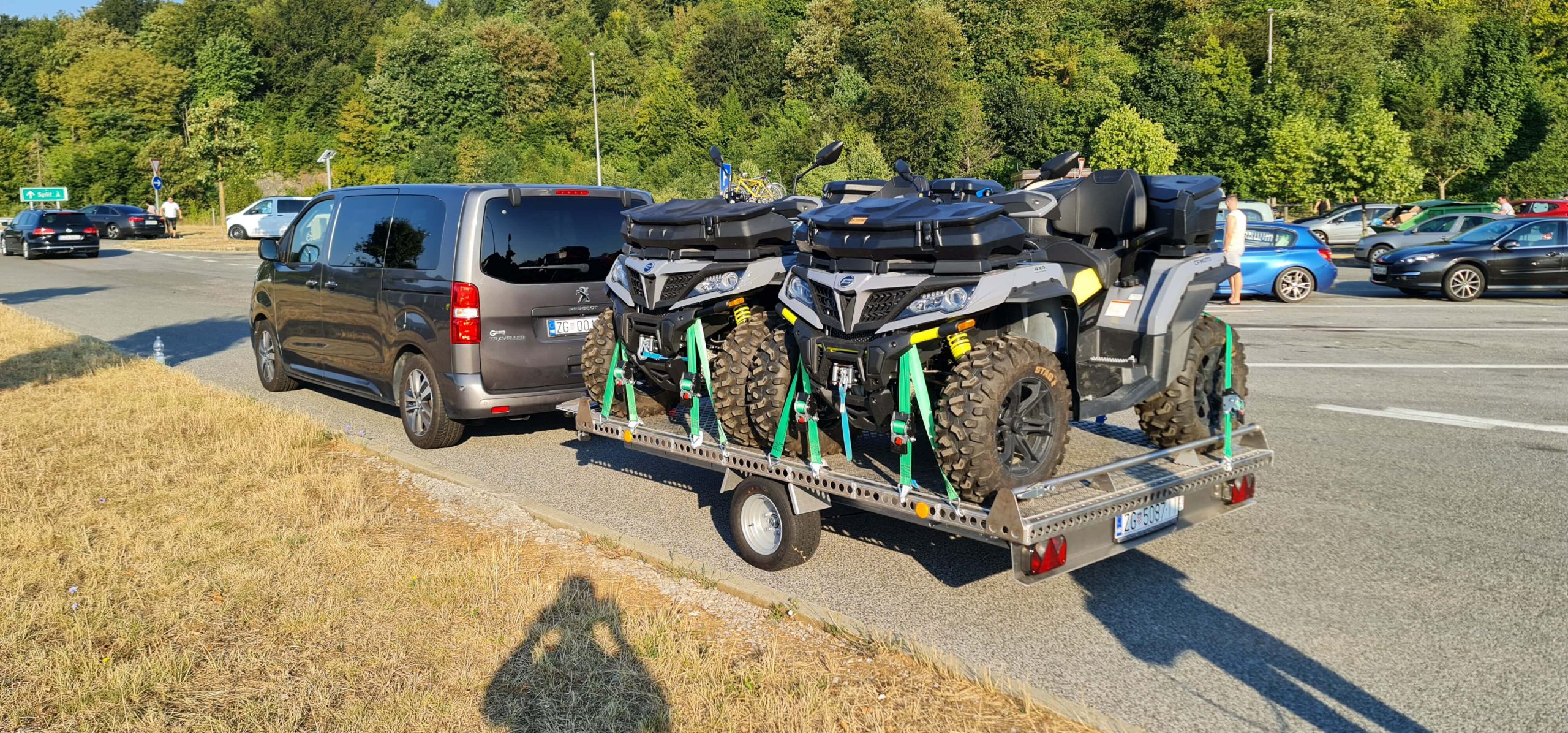 zwei Quads auf Aluminium Plattformanhänger auf einem Parkplatz