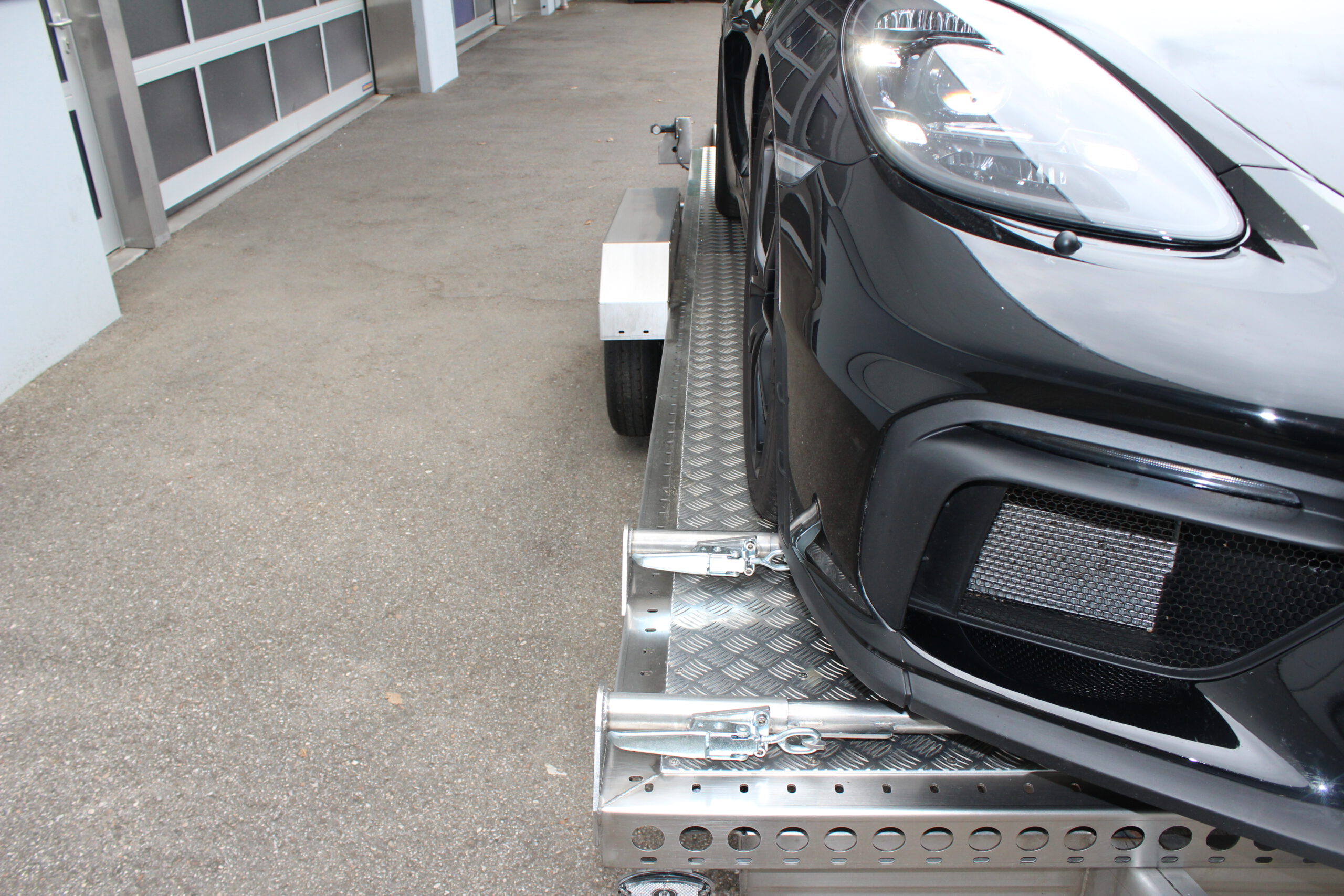 Auto auf Tieflader Anhänger - Detailaufnahme des Abstands vom Auto zum Kotflügel des Anhängers