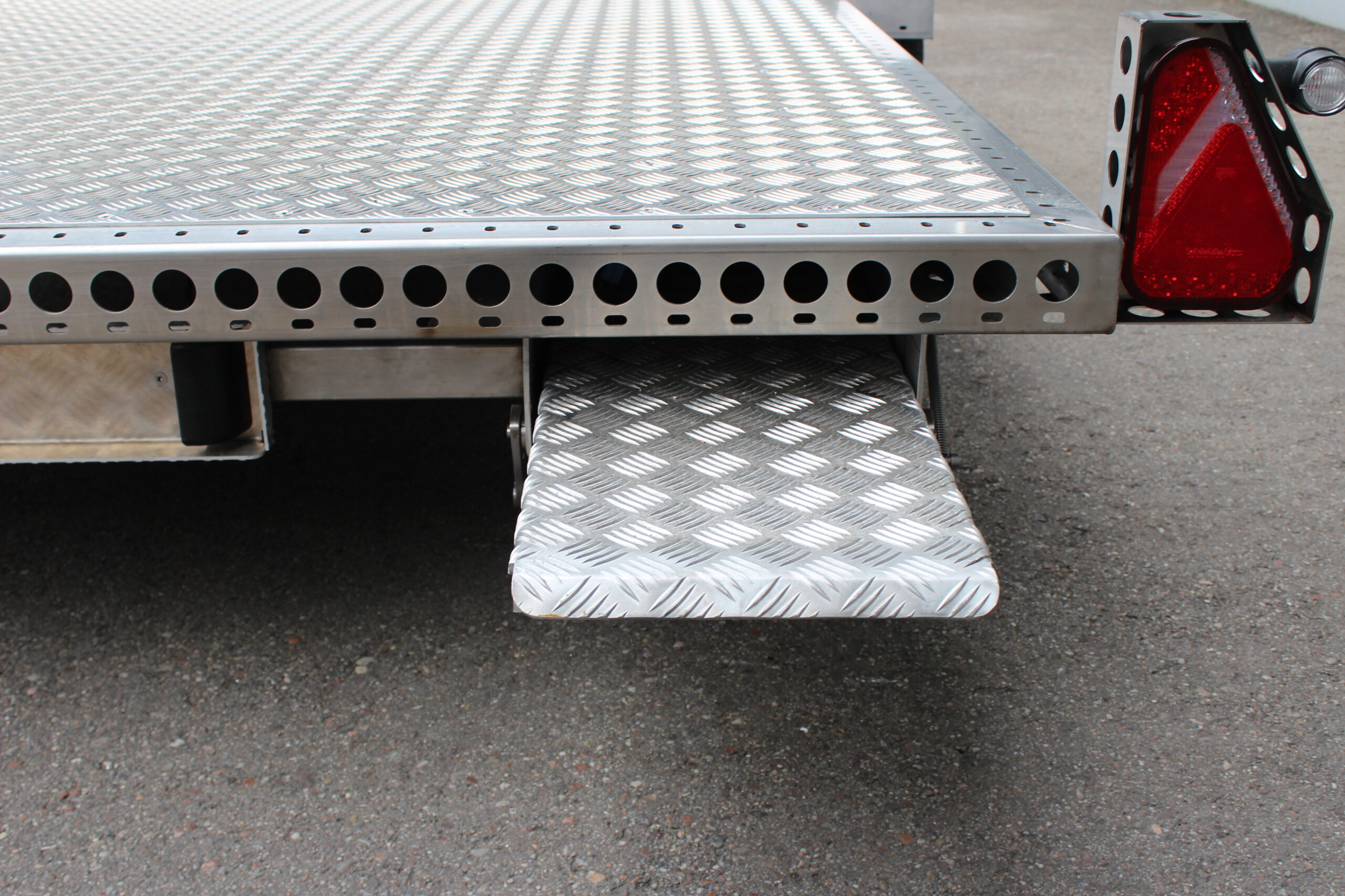 Auffahrrampe in Rampenstaufach von Tieflader - Detailaufnahme von hinten
