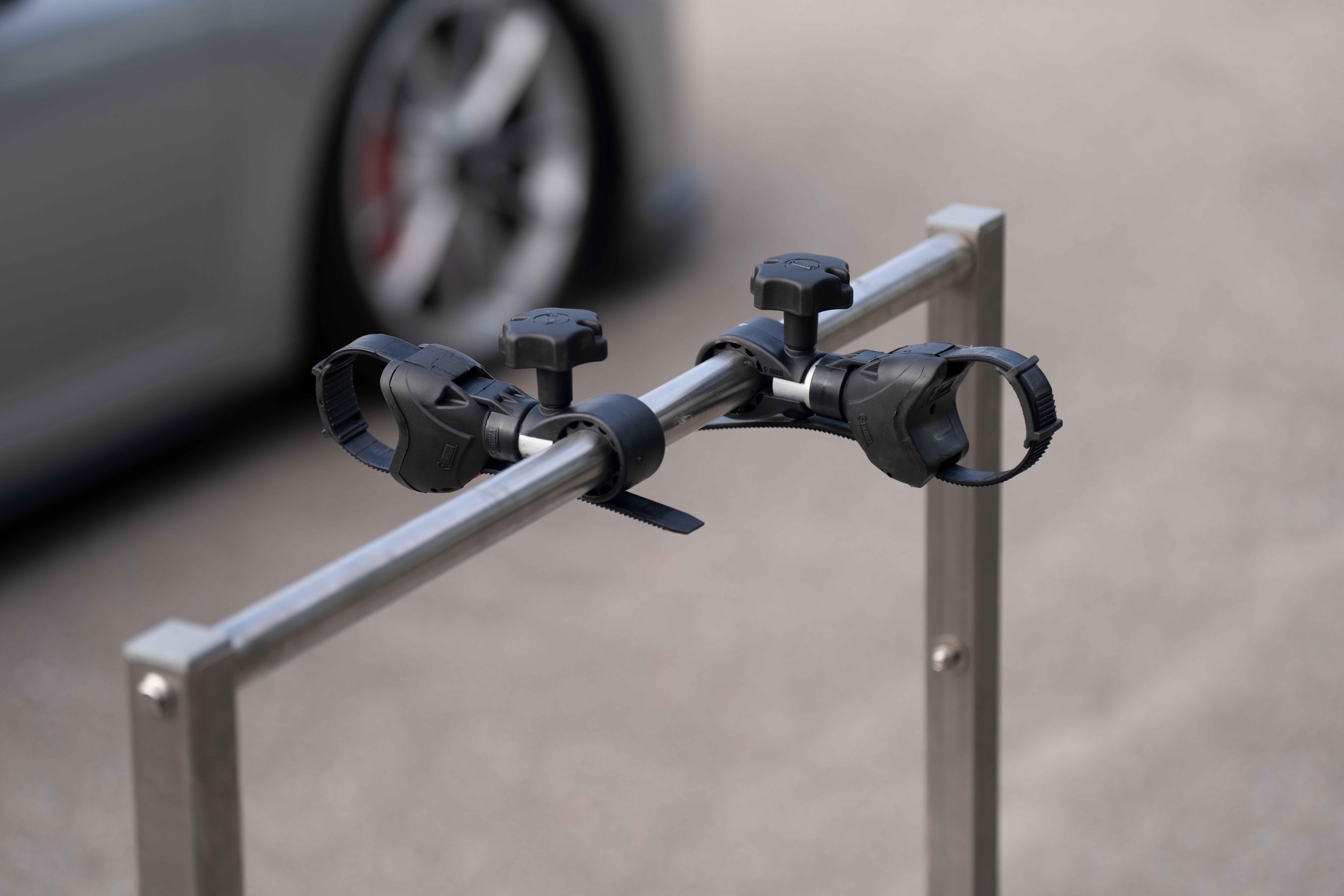 Fahrradträger für 2 E-Bikes an einem Anhänger auf und vor der Plattform in einem Hof