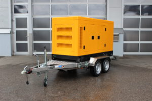 Fahrgestell beladen mit einem gelben Stromaggregat - Ansicht von vorne