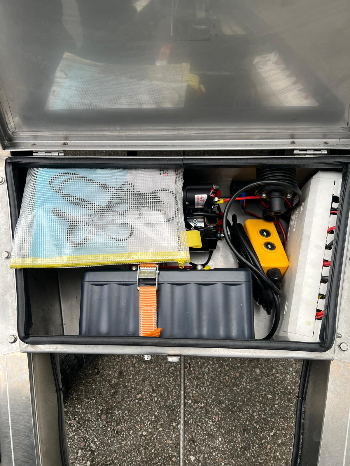 AS300 Absenkanhänger aus Aluminium mit elektrischem Rangiersystem. Detailaufnahme des Moversystems