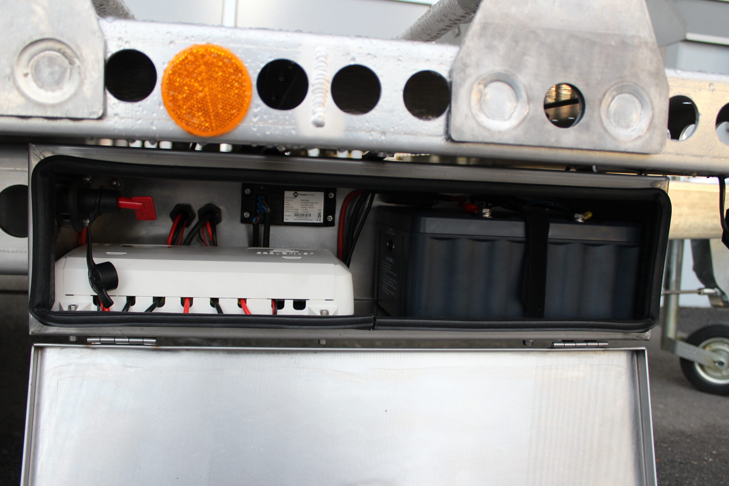 Easydriver Moversystem am Anhänger montiert - Bild der Staubox für die Batterie am Anhänger