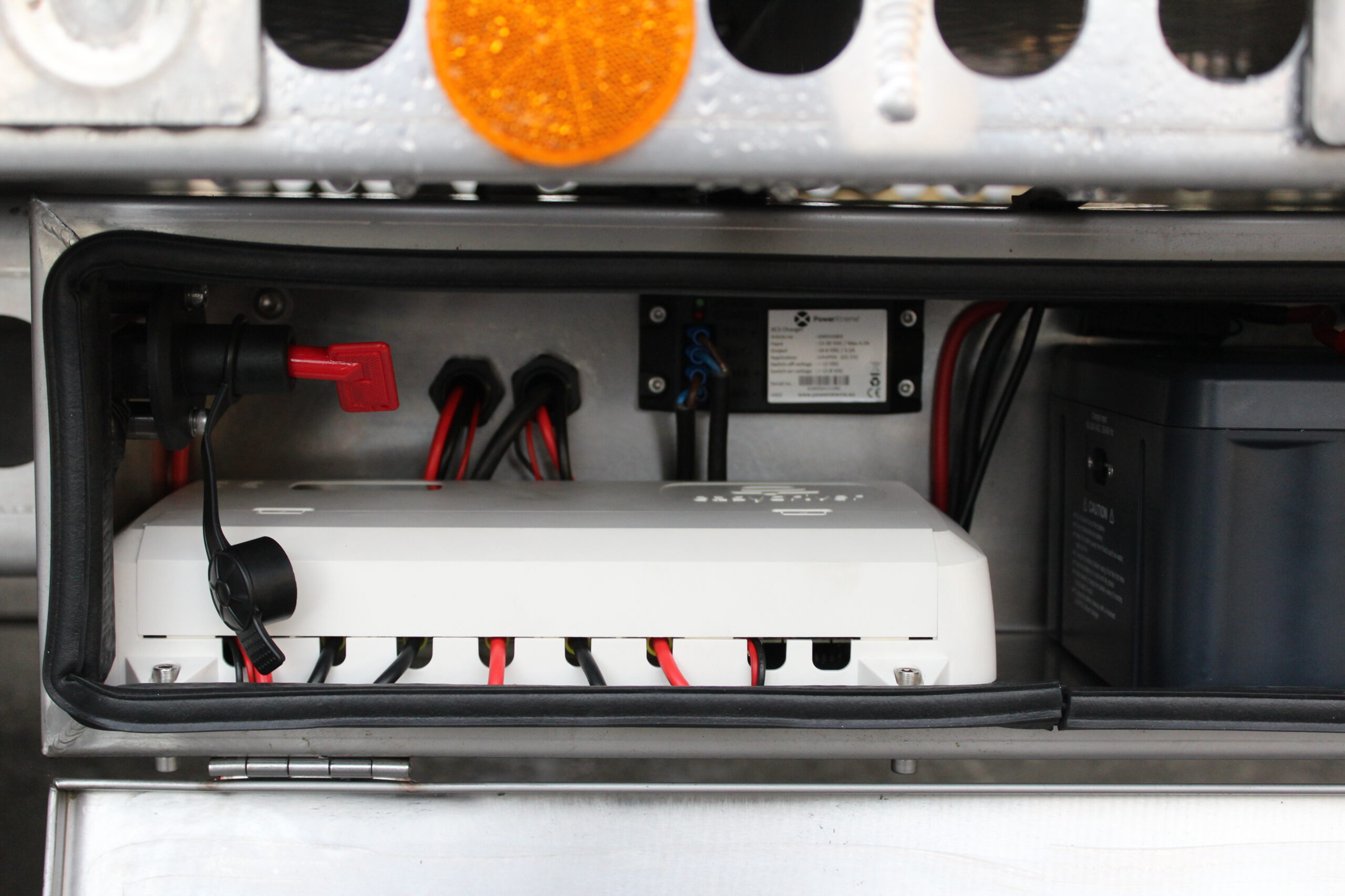 Easydriver Moversystem am Anhänger montiert - Bild der Staubox für die Batterie am Anhänger