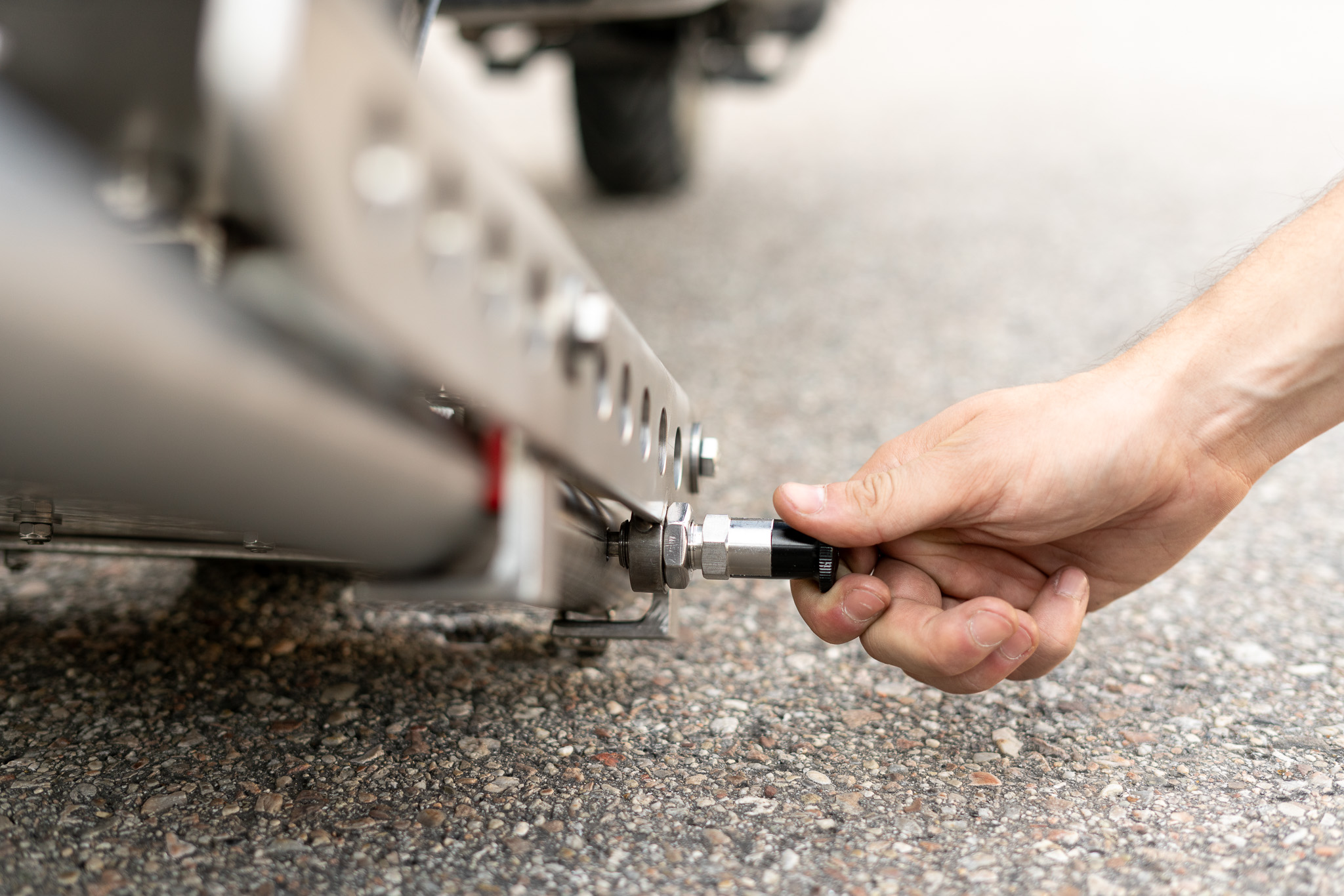 Motorrad Auffahrsystem Verriegelung des Schlittens - Detailaufnahme