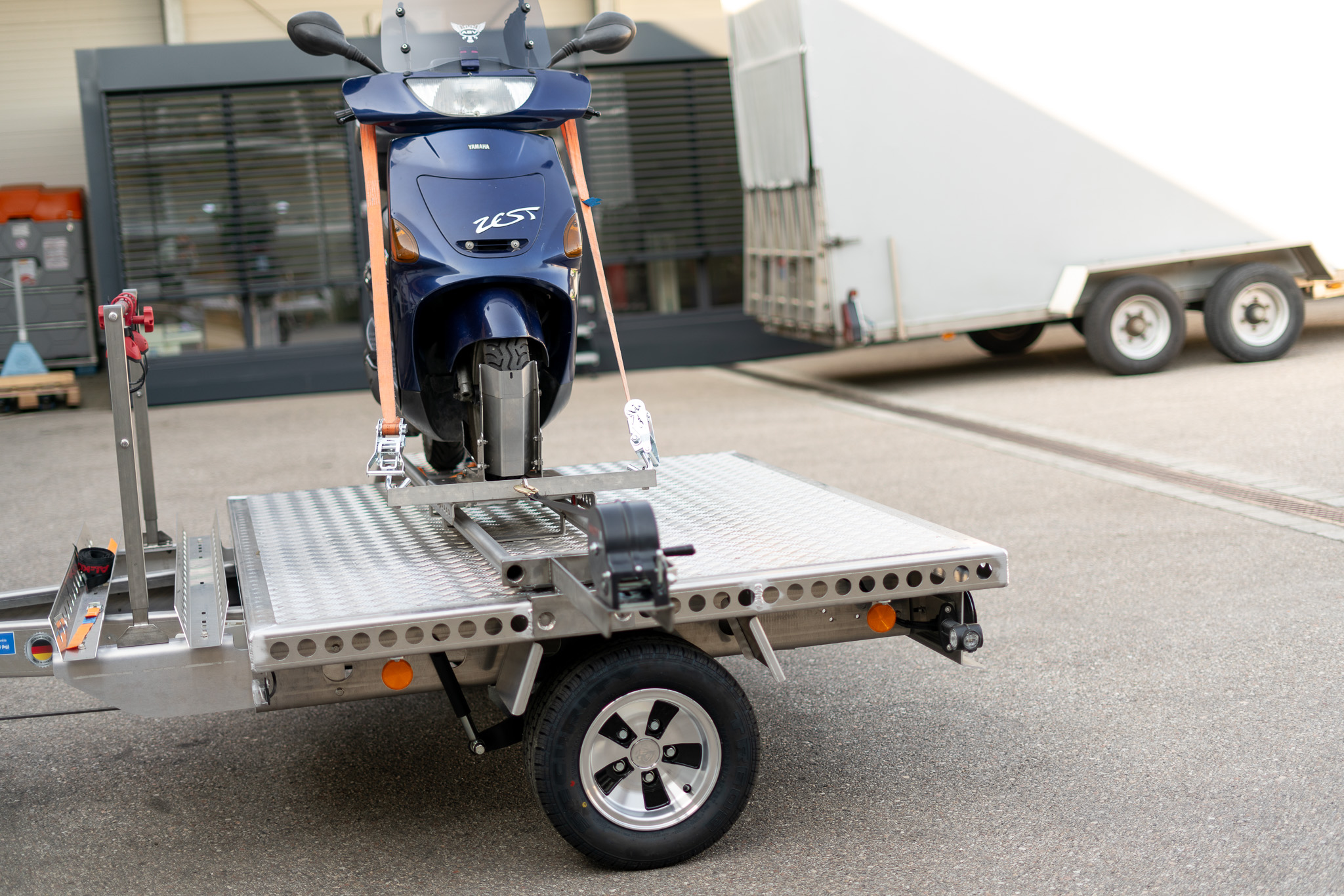 Motorrad Verladesystem - Roller auf dem Anhänger - In einem Hof