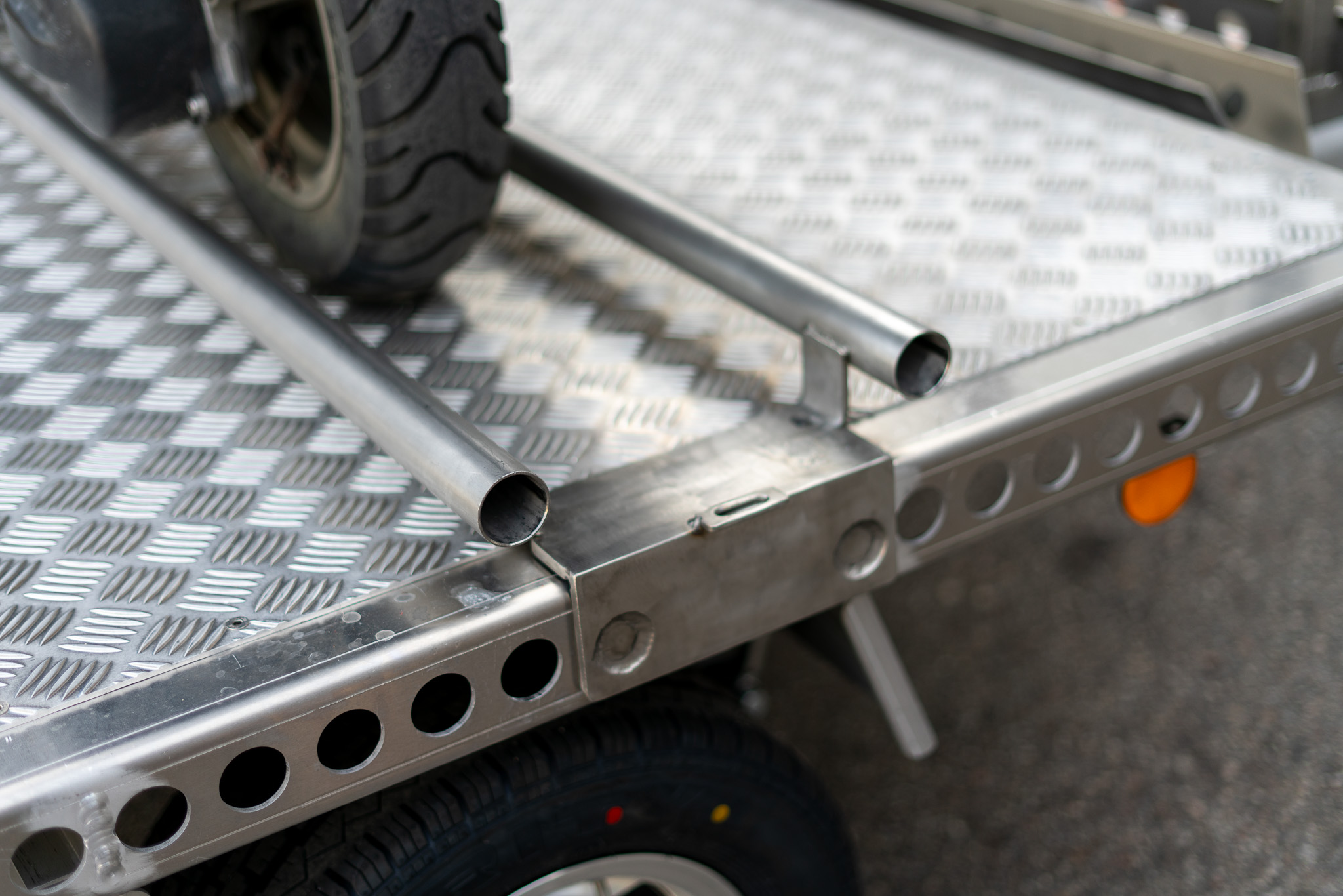 Motorrad Verladesystem - Verstellmöglichkeit, variable Position auf dem Anhänger - Detailaufnahme