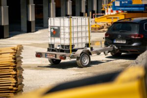 Edelstahl Fahrgestell mit einem Wassertank beladen auf einer Baustelle