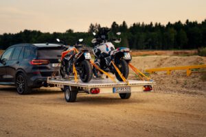 Anhänger für Motorräder mit zwei Motorrädern beladen an einem Auto