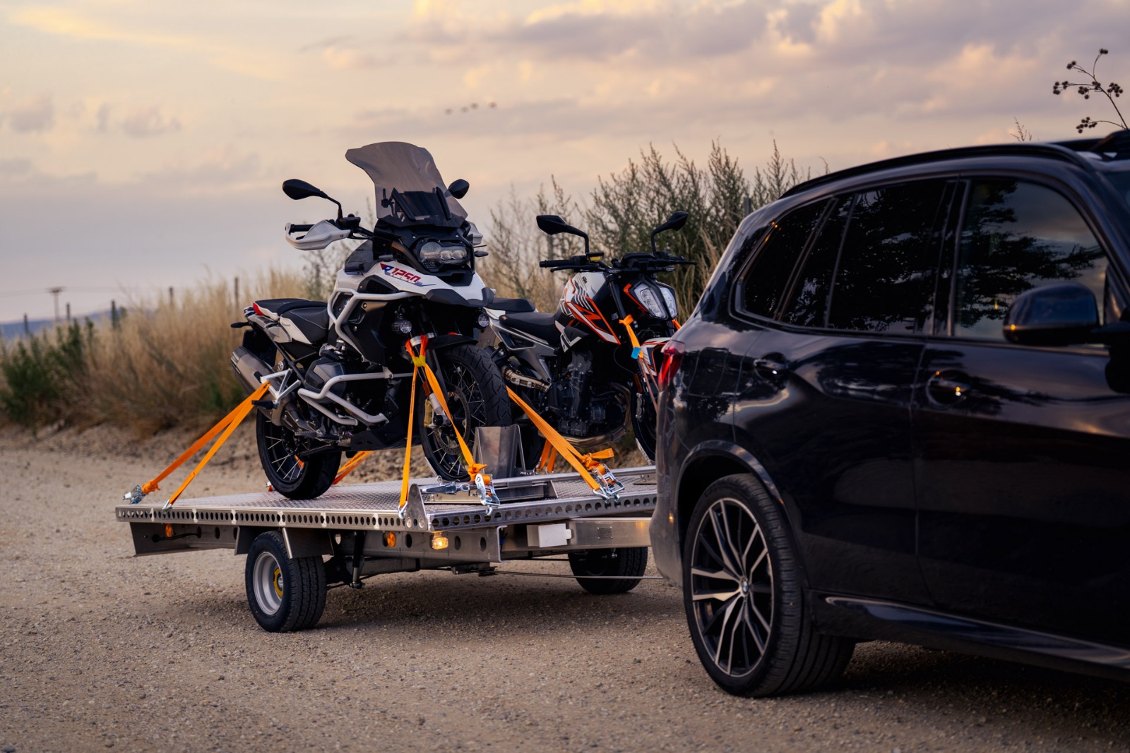 Anhänger für Motorräder mit zwei Motorrädern beladen an einem Auto