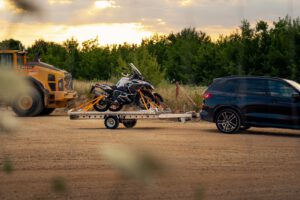Anhänger für Motorräder mit zwei Motorrädern beladen an einem Auto