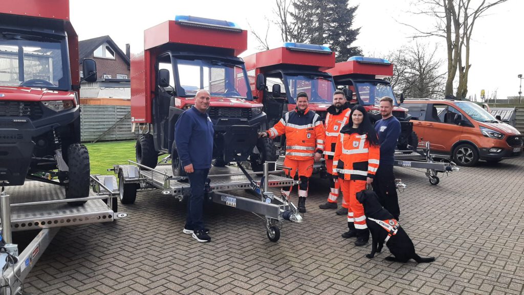 Aluminium Absenkanhänger mit umgebauten Rettungs-UTV in rot auf einem Hof