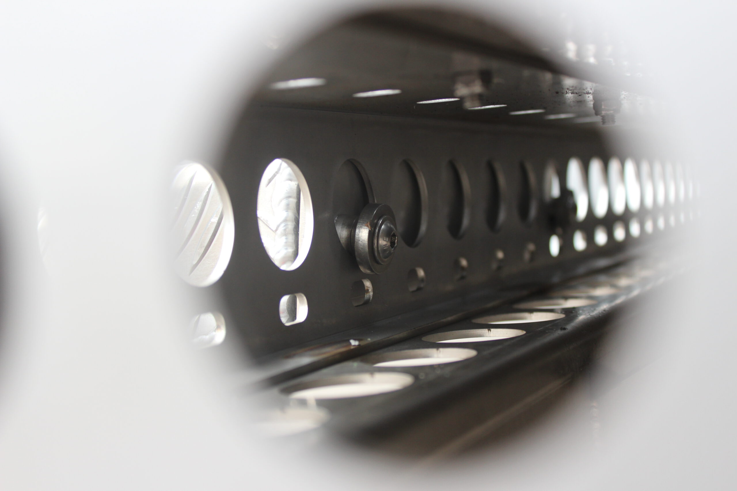 Aluminium Auffahrrampe mit Pins zum Befestigen an der Plattform in Edelstahl -- liegt auf einem Anhänger