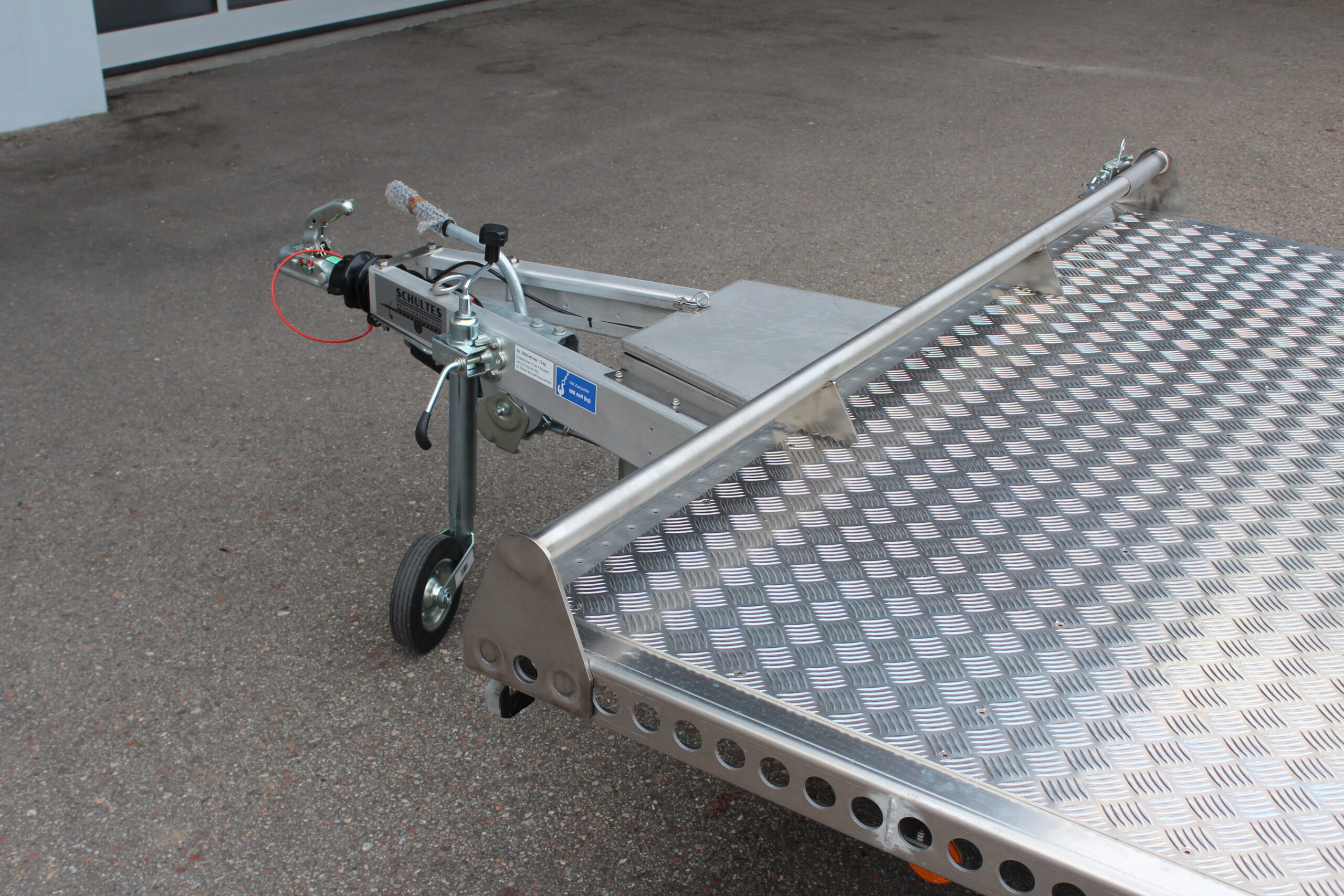 Aluminium Plattformanhänger 2,5m x 1,9m vor einem Hallentor