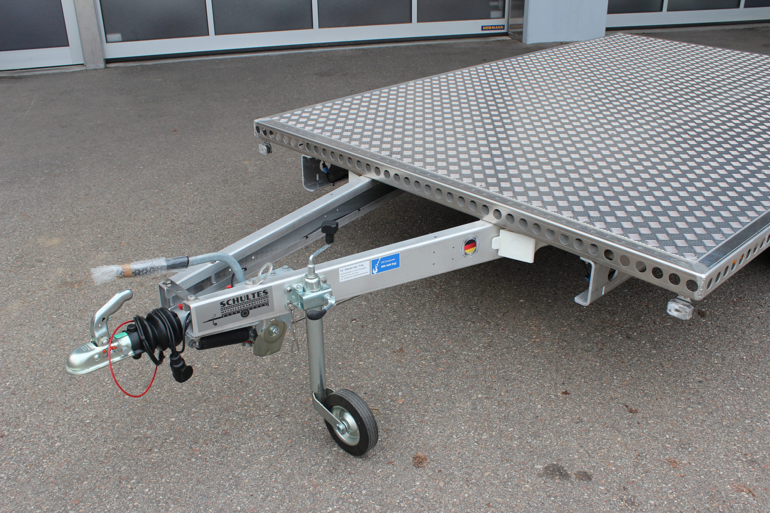 Aluminium Plattform-Anhänger 3,0m x 2,0m vor einem Hallentor