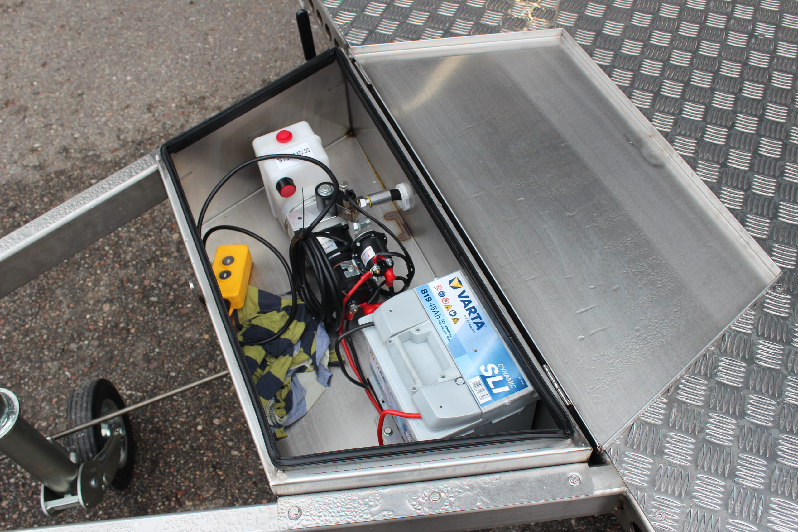 Absenkbarer Anhänger aus Edelstahl vor einem Hallentor