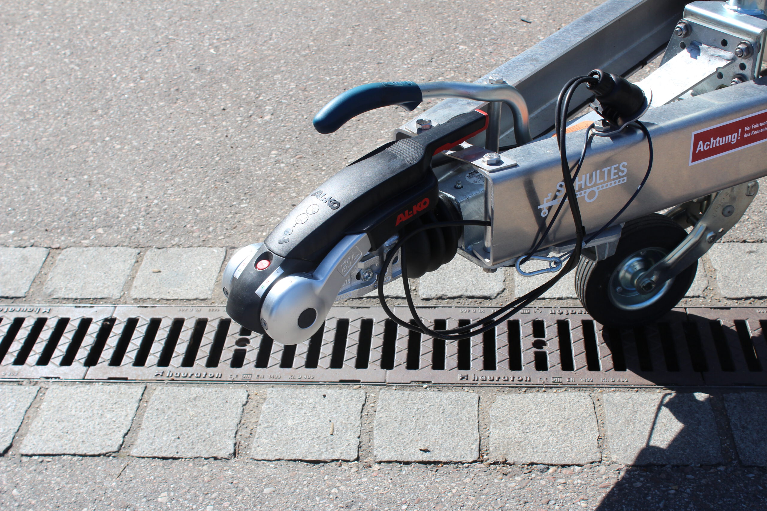 AL-KO Antischlingerkupplung an einem Absenkanhänger montiert mit Diebstahlsicherung