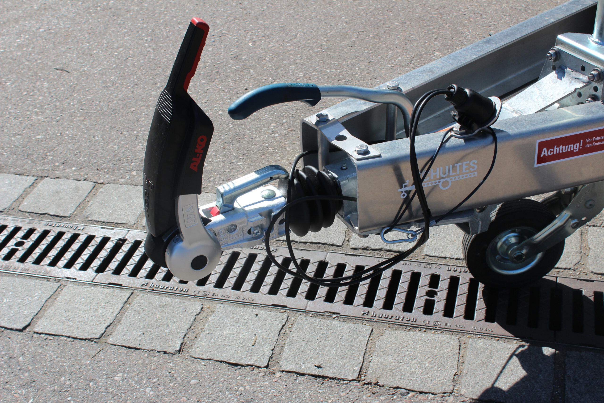 AL-KO Antischlingerkupplung an einem Absenkanhänger montiert mit Diebstahlsicherung