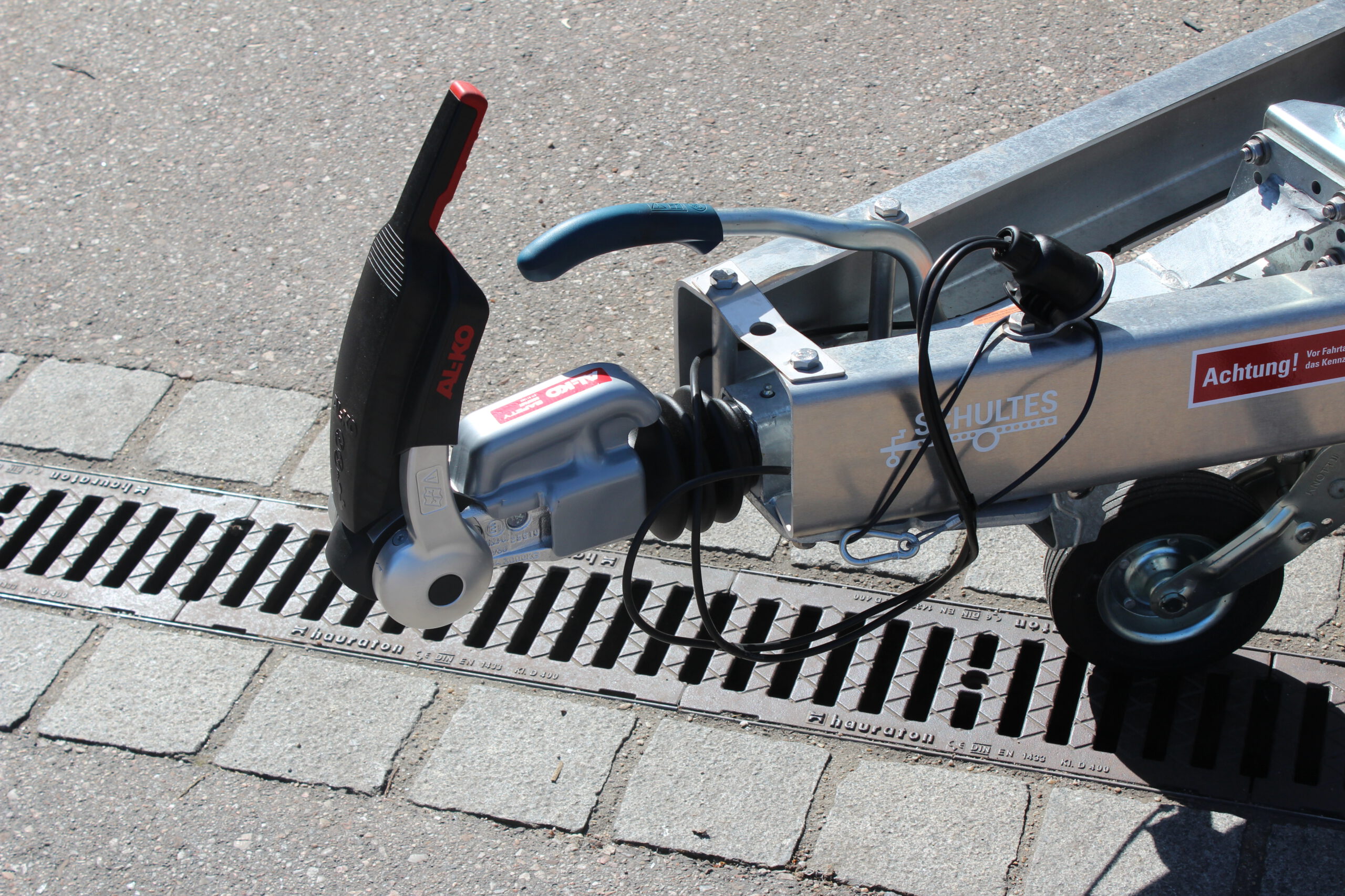 AL-KO Antischlingerkupplung an einem Absenkanhänger montiert mit Diebstahlsicherung