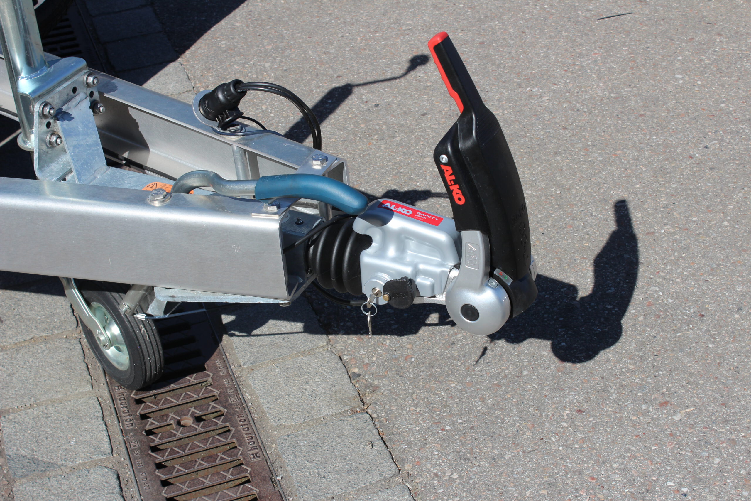 AL-KO Antischlingerkupplung an einem Absenkanhänger montiert mit Diebstahlsicherung