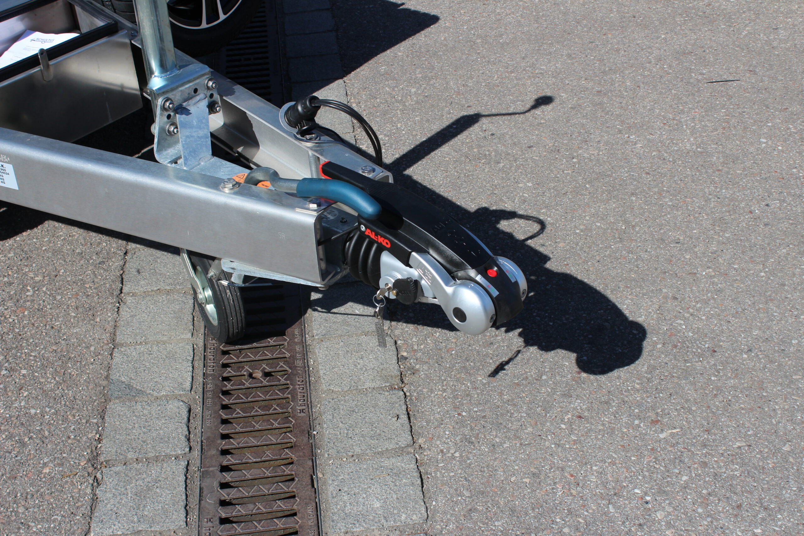 AL-KO Antischlingerkupplung an einem Absenkanhänger montiert mit Diebstahlsicherung