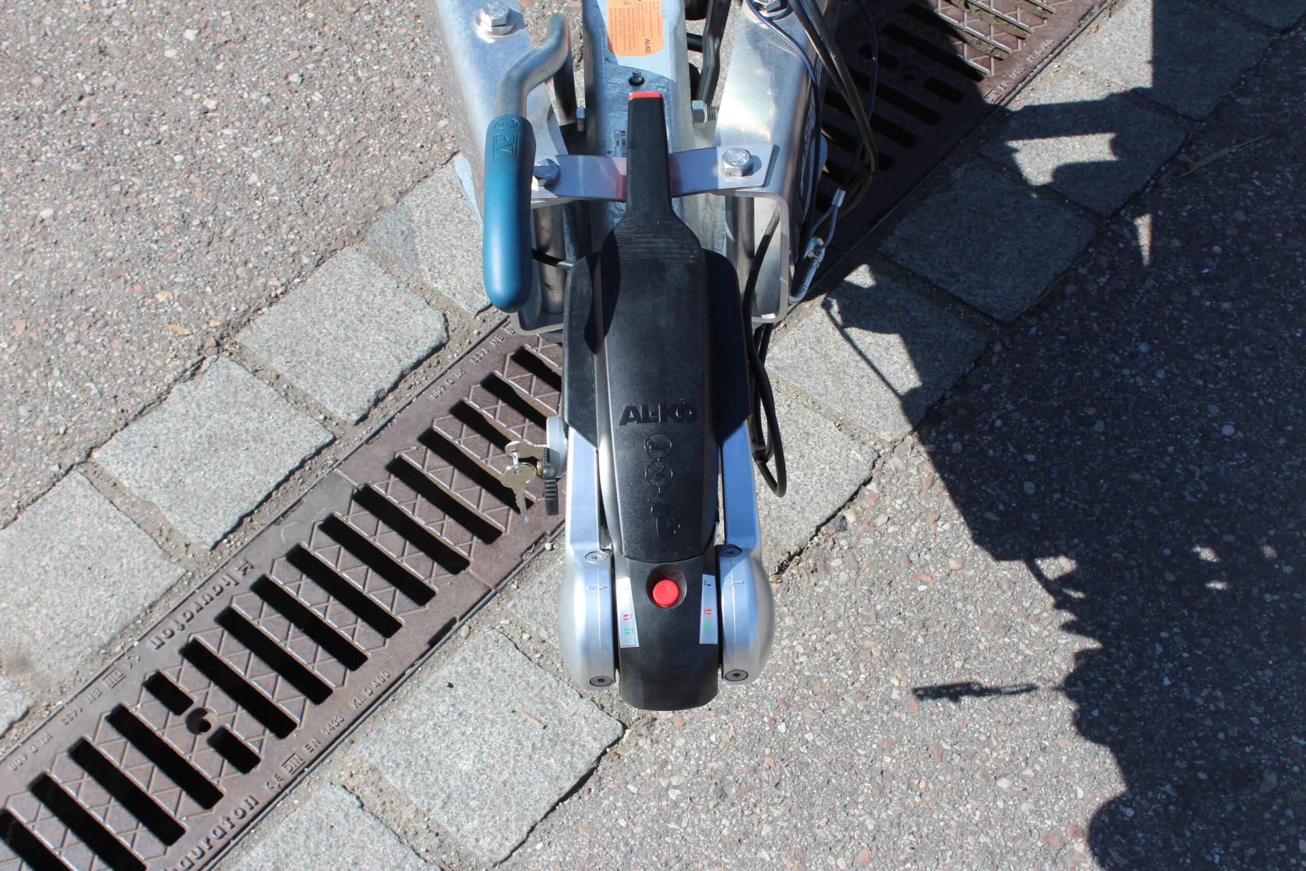 AL-KO Antischlingerkupplung an einem Absenkanhänger montiert mit Diebstahlsicherung