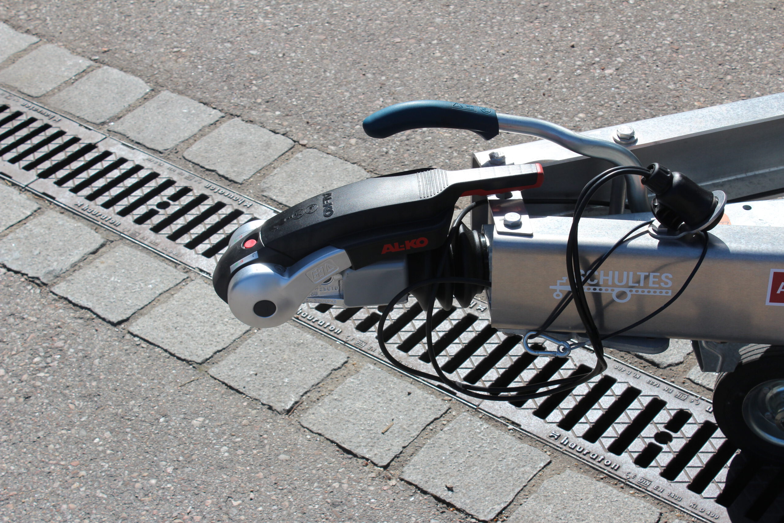 AL-KO Antischlingerkupplung an einem Absenkanhänger montiert mit Diebstahlsicherung